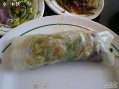筋饼包起来象腐皮卷或越南春卷似的-老昌春饼(西民主路总店)