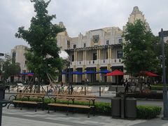 -奕欧来上海购物村停车场