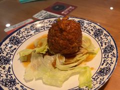 鸭蛋黄狮子头-春水锅贴·传统鲁菜(大明湖店)