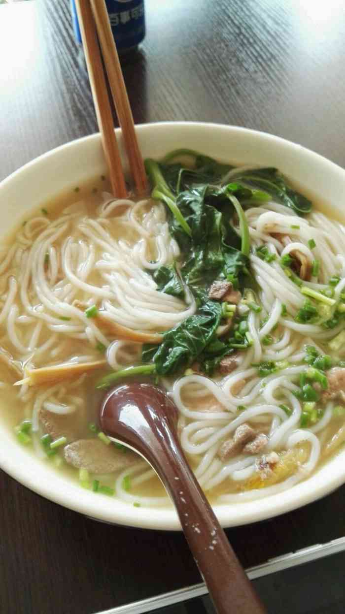 打分 老鸭汤粉位置比较好找,口味也不错,汤挺鲜的,就是离得我家远了点