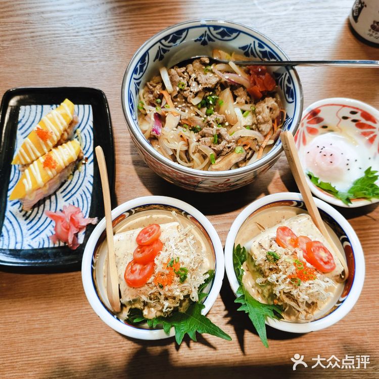 点了两份单人套餐，又单独点了一份年糕一份虾球