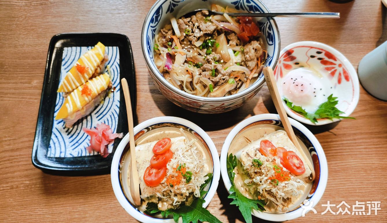 点了两份单人套餐，又单独点了一份年糕一份虾球