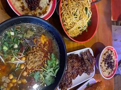 -爆炸头阿姨小四川正宗川味小吃(无任何分店)