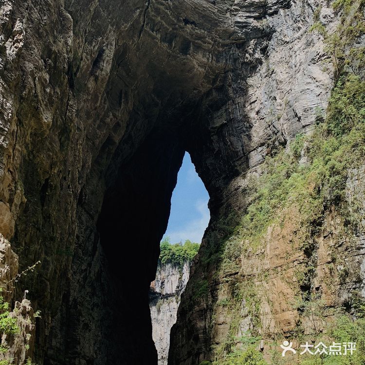 比较知名的除了重庆武隆天坑地缝风景区