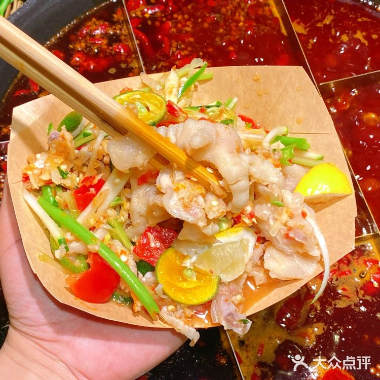 发现一家新开的社区火锅店，位于光环购物中心的附近