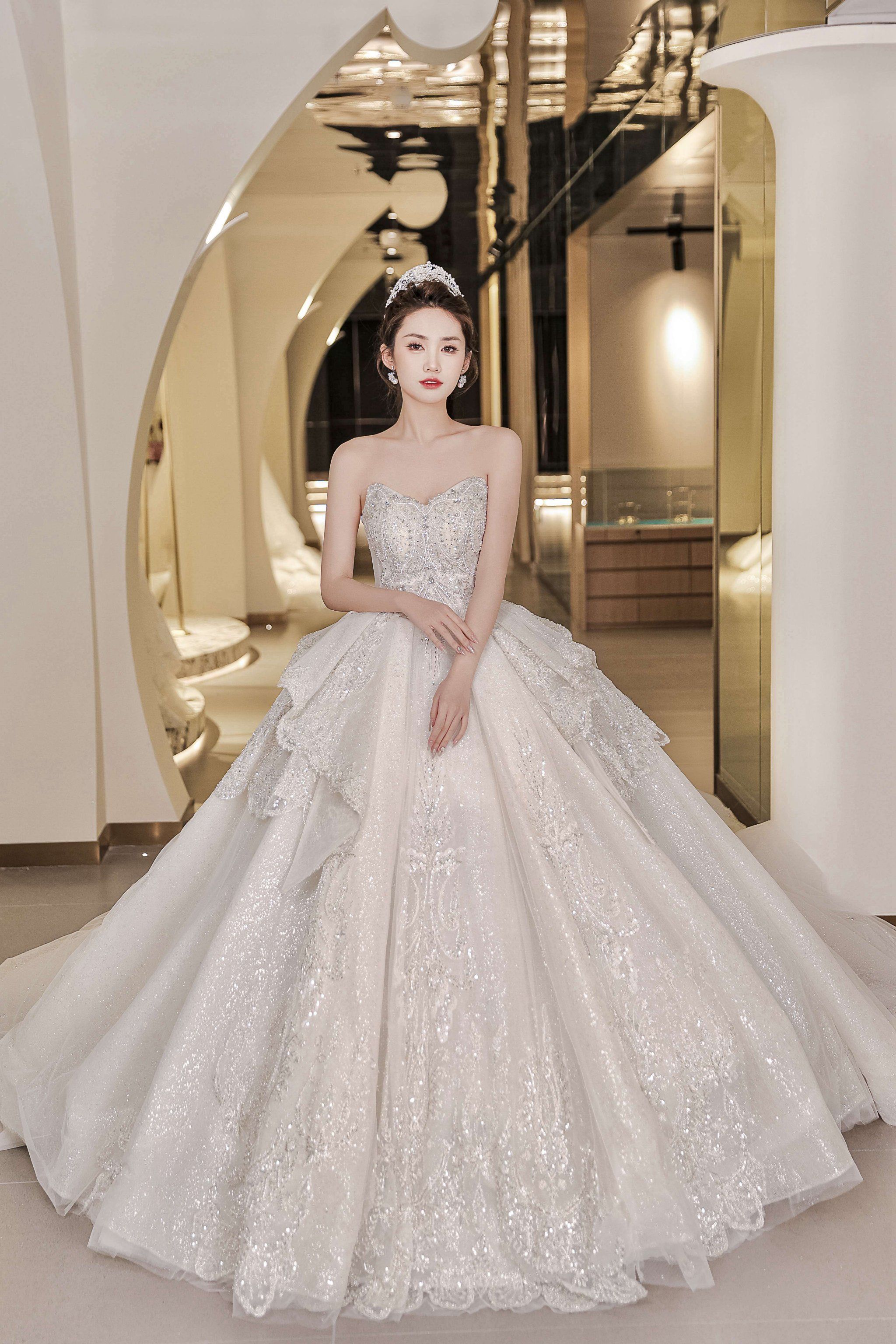 抹胸婚纱的魅力,让你瞬间提升气质!