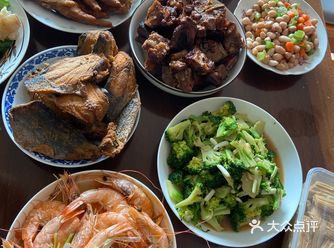 今天去三姑家里去做客， 三姑父盛情款待了我们