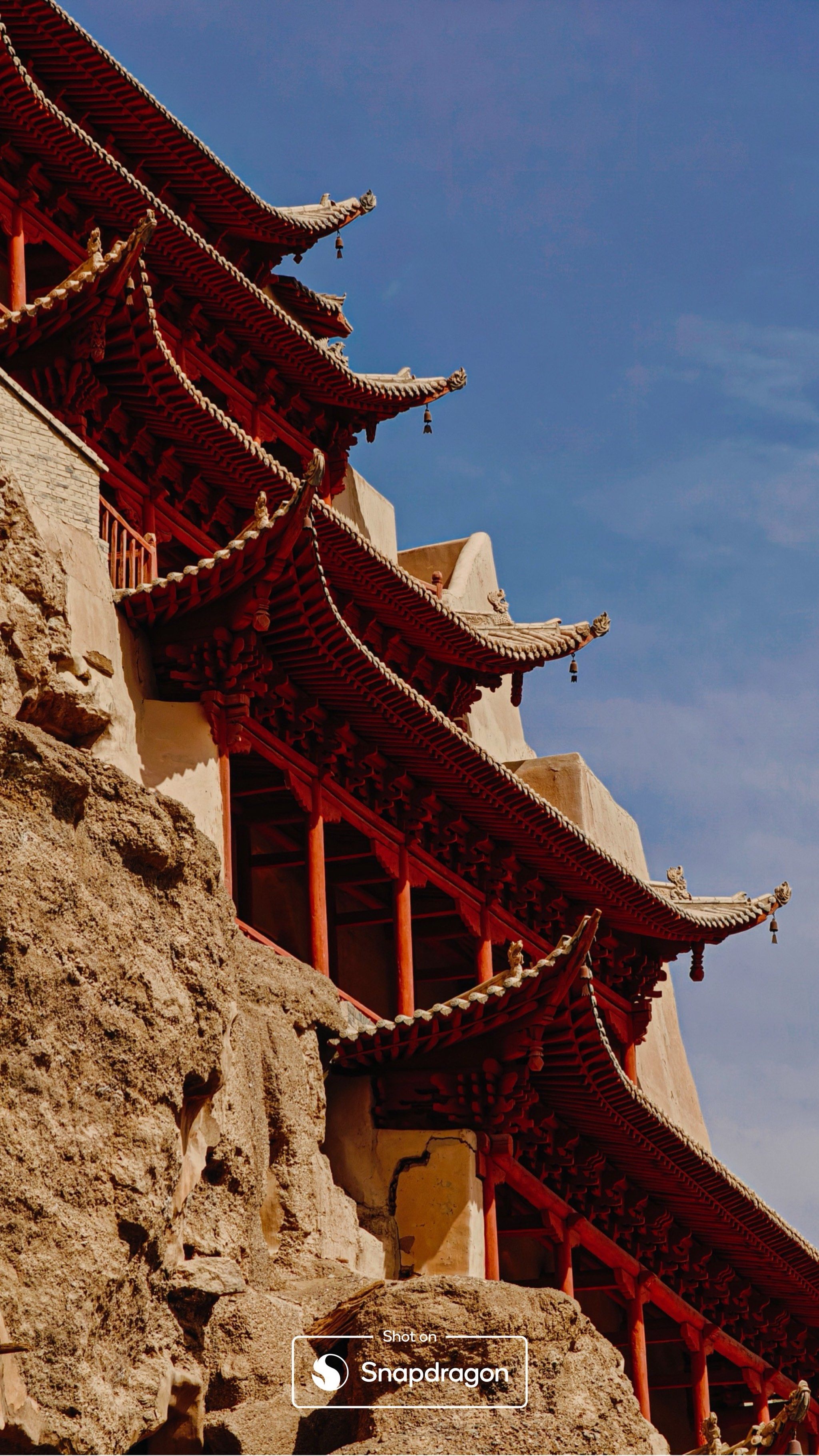 天天领红包敦煌的白天与夜晚景色的对比非常美丽