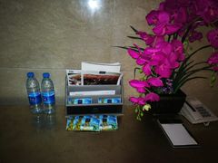 每层电梯口都有陈设的纸巾，矿泉水，free-美豪怡致酒店(上海长寿路店)