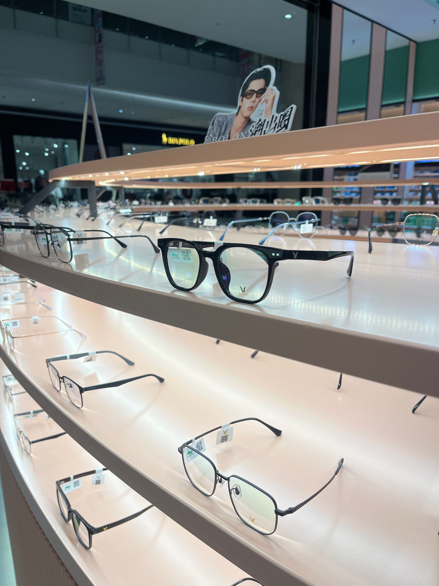 展柜里的眼镜精选