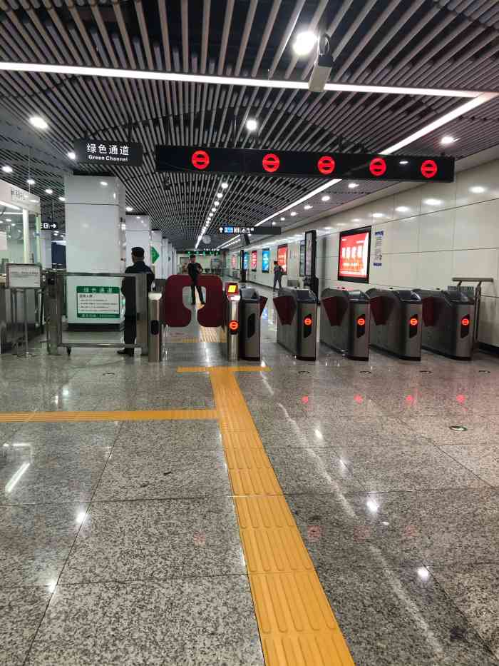 文化艺术中心(地铁站)-"地铁站的挑高,通风和灯光都做得比较好,给.