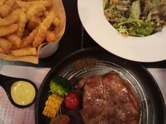 -樱花里音乐餐吧·牛扒椰子鸡(东圃店)