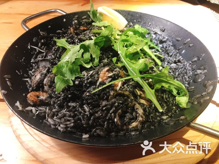 西班牙风墨鱼汁炒饭