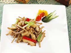 茶树菇炒凤鳗-山东宾馆·齐鲁苑餐厅