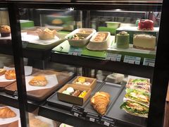 面包甜点陈列柜-星巴克(广州淘金路店)