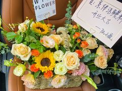 -何兮花店·气球派对鲜花店(马桥银春路万科城店)