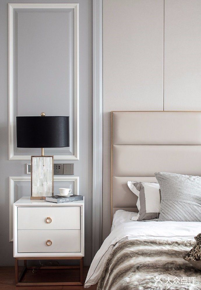 柔和色调的冰川灰色作为墙面的背景，没有那么冷峻的感觉