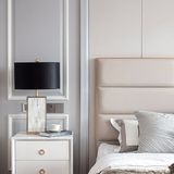 柔和色调的冰川灰色作为墙面的背景，没有那么冷峻的感觉