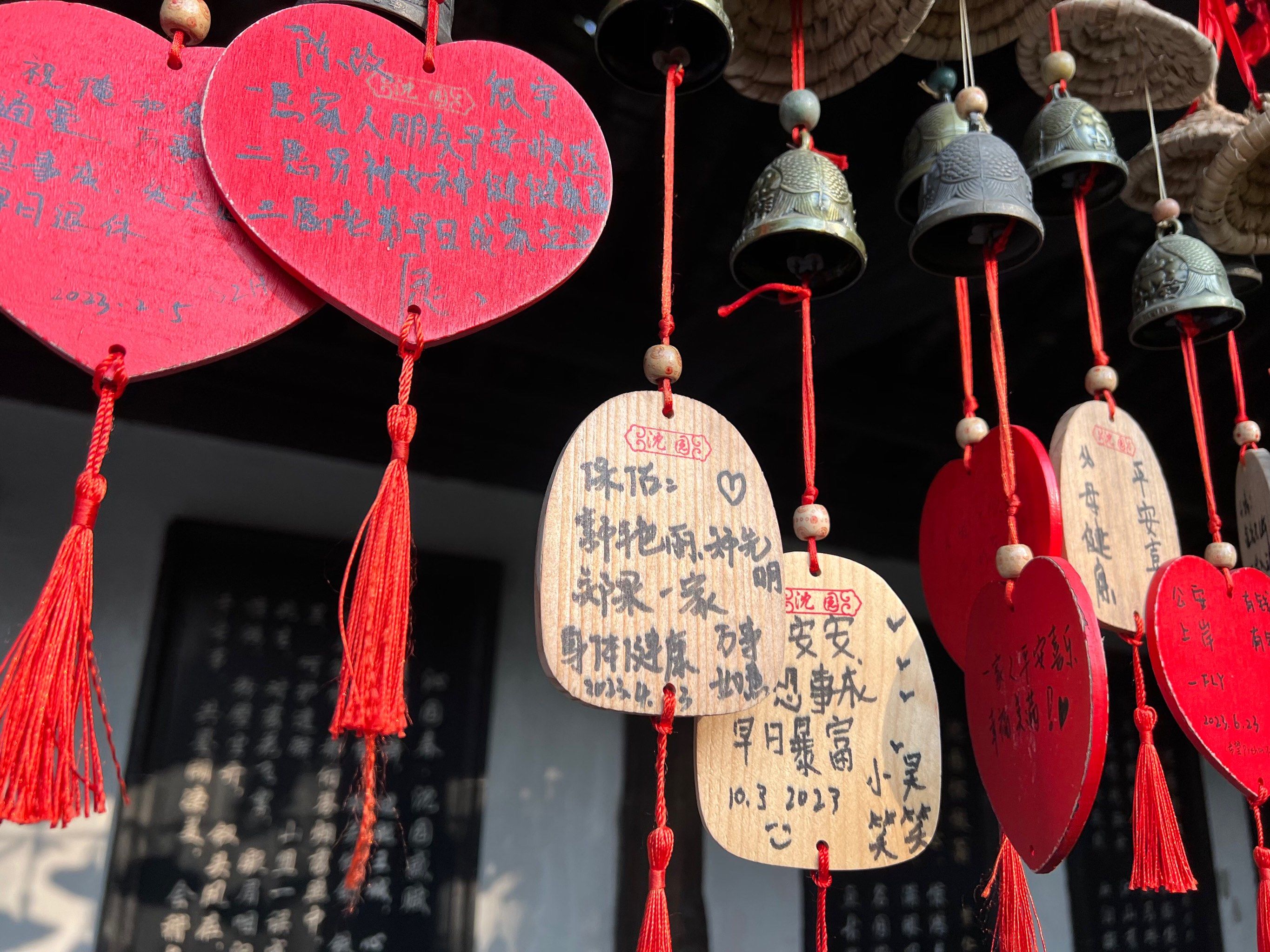 是每个中国人最美好的愿景,在绍兴盛开的桂花树上挂上自己的许愿牌,在