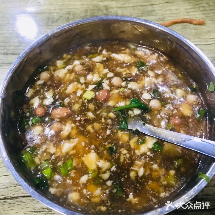 孟兄点了一个红油抄手，我点的是他们店的招牌