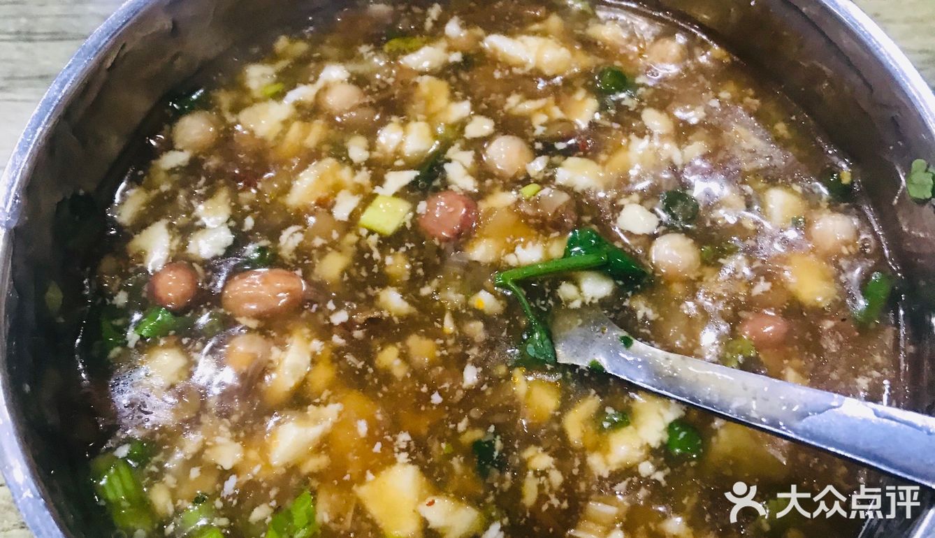 孟兄点了一个红油抄手，我点的是他们店的招牌