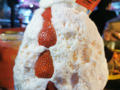 草莓雪顶牛奶刨冰-陆依萍重庆火锅商行(龙湖时代天街店)