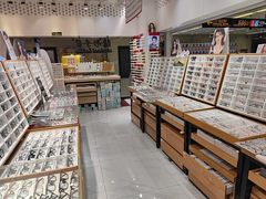 -美式眼镜·授权蔡司.依视路.尼康.豪雅.明月(人民广场店)