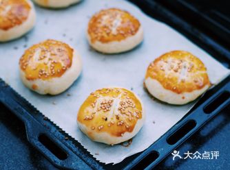 嘴馋用新买的凤梨做酱烤了一盘老婆饼