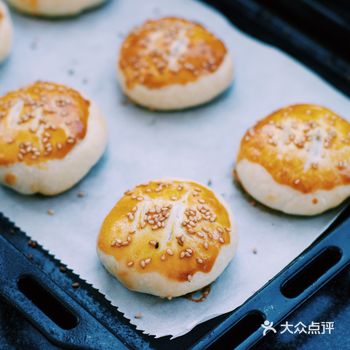 嘴馋用新买的凤梨做酱烤了一盘老婆饼