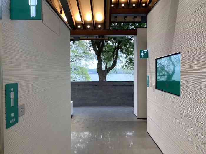 兰心公厕(苏堤三桥店)-"嗯,这个厕所是我见过的啊,最别致的一个厕.