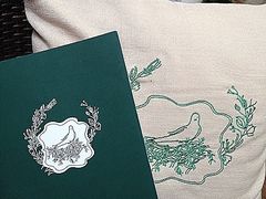 有Logo的枕头跟菜单-燕庭·纯燕窝·甜品下午茶(南京西路店)
