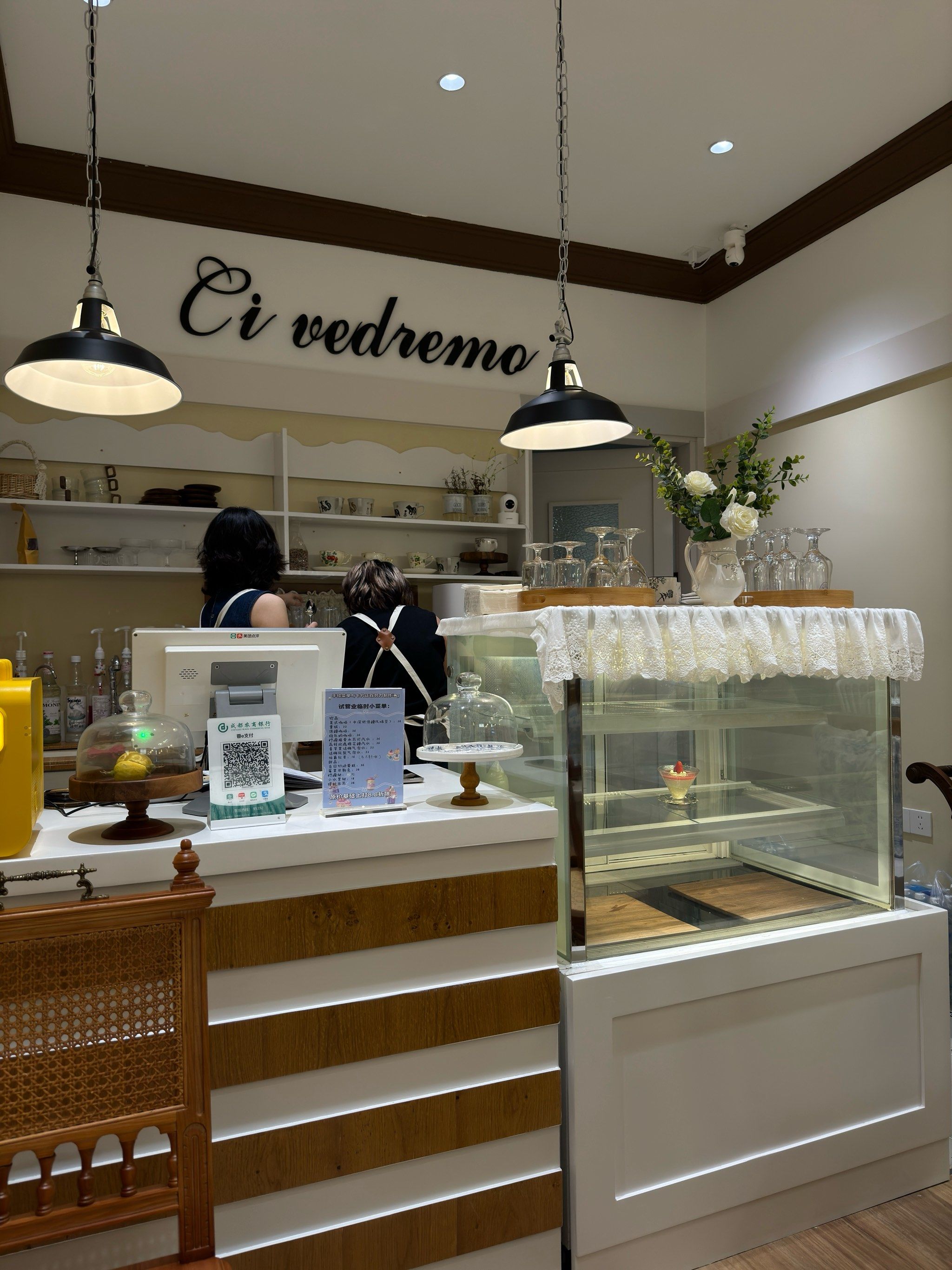 街边的蓝色小甜品店