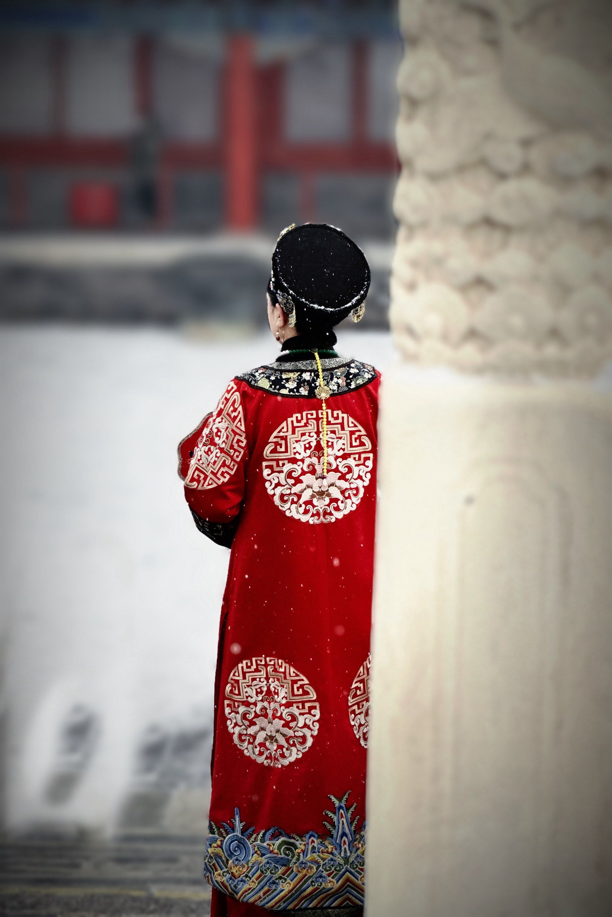 n
无意拍到了着红色古装的一位姐姐的背影,瞬间联想到如懿传; 
