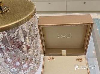 马上过生日了，想买个简单好搭配的耳钉，老公带我来到C