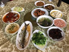 -鸿一饭店(隐秀路店)