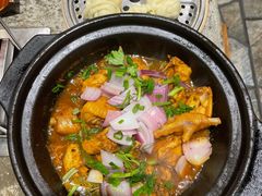 砂锅公鸡煲-破瓦寒窑·地摊烤羊排