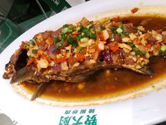 香煎大鲫鱼-费大厨辣椒炒肉(太平老街店)