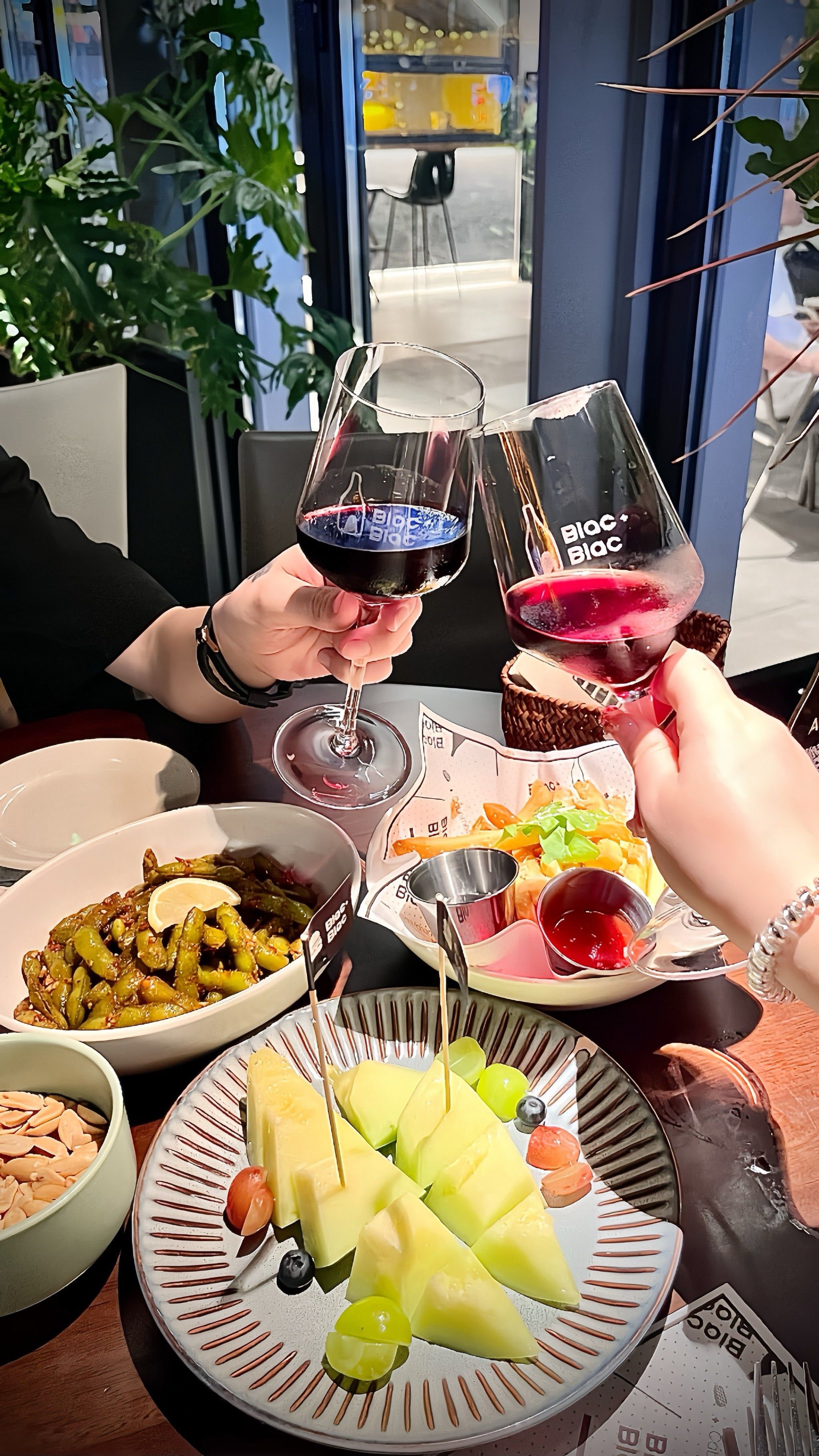 捧起酒杯,享受生活