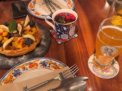 大华夫饼配新鲜水果和冰淇淋-THE REFINERY