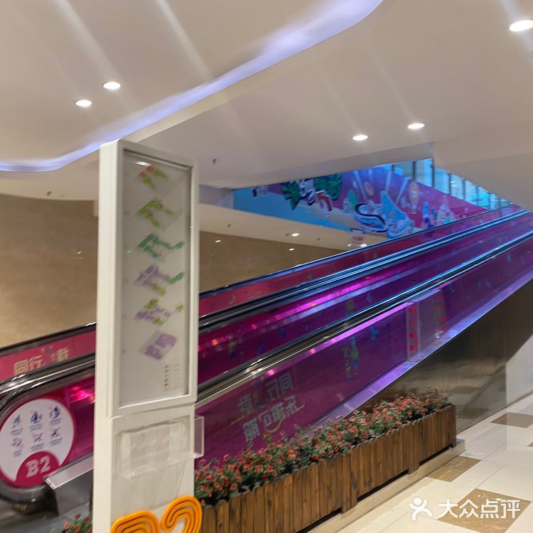 长阳京投港垃圾商场，混乱无管理。