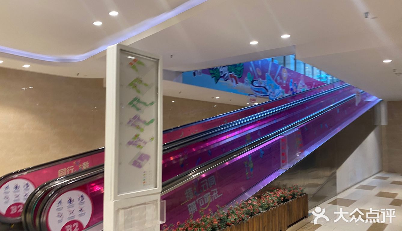 长阳京投港垃圾商场，混乱无管理。