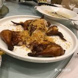 菜品价格合适 有包间 环境很好 菜单也有英文