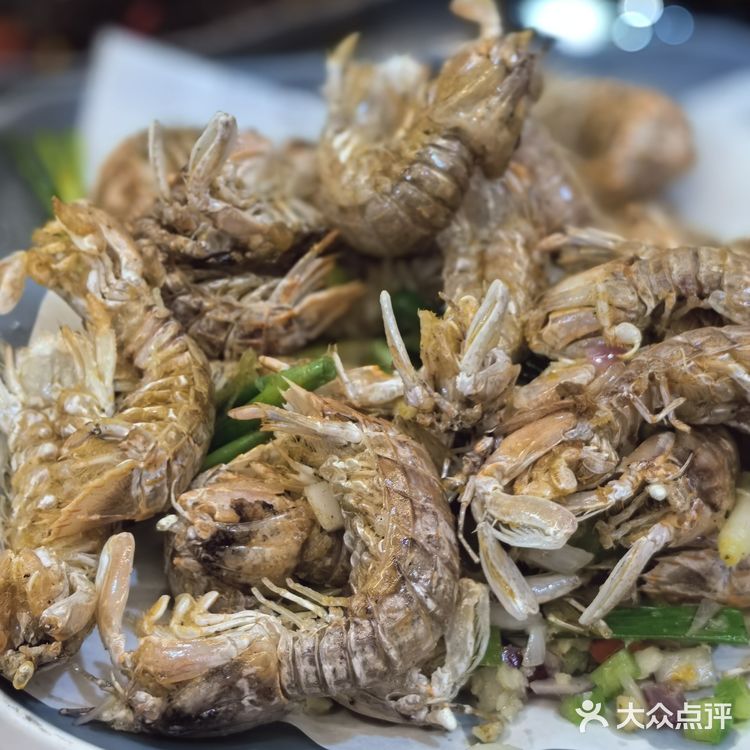 今天我要带你们探索一家超赞的海鲜大排档