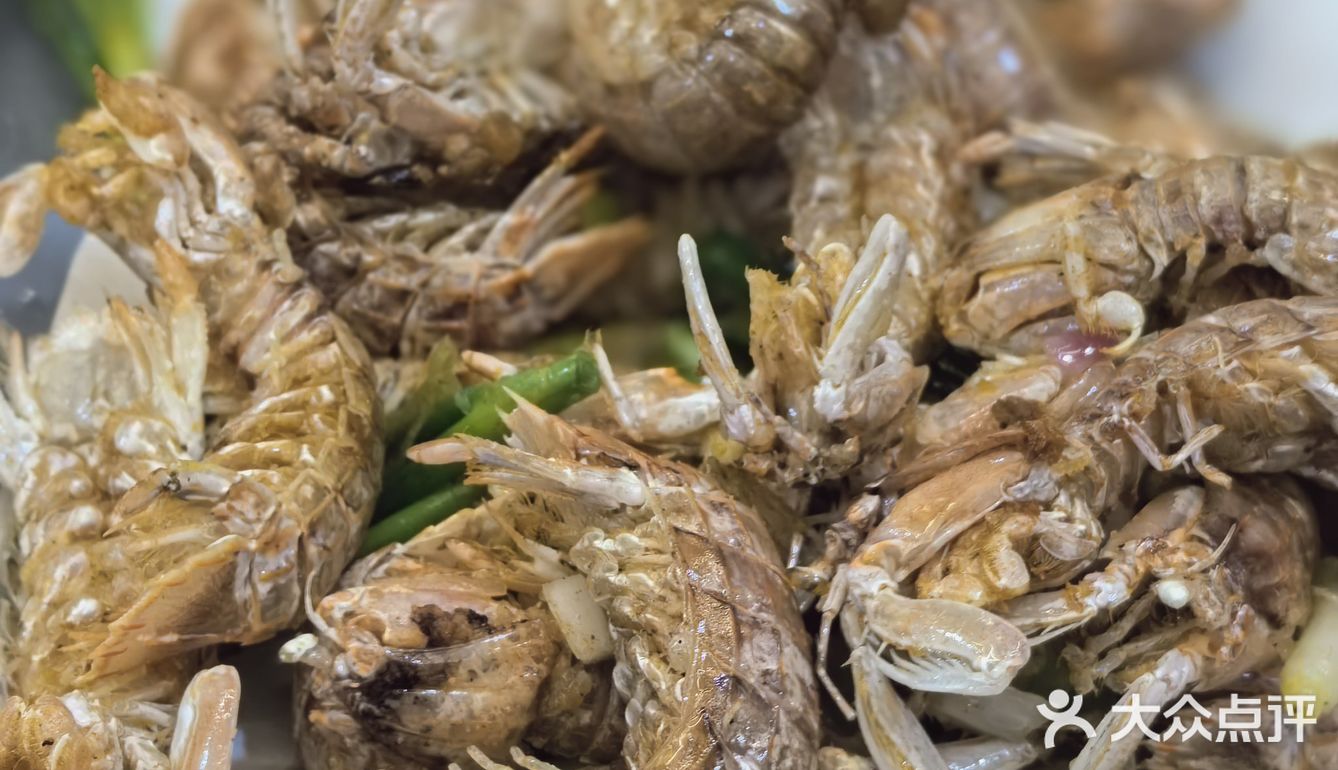 今天我要带你们探索一家超赞的海鲜大排档