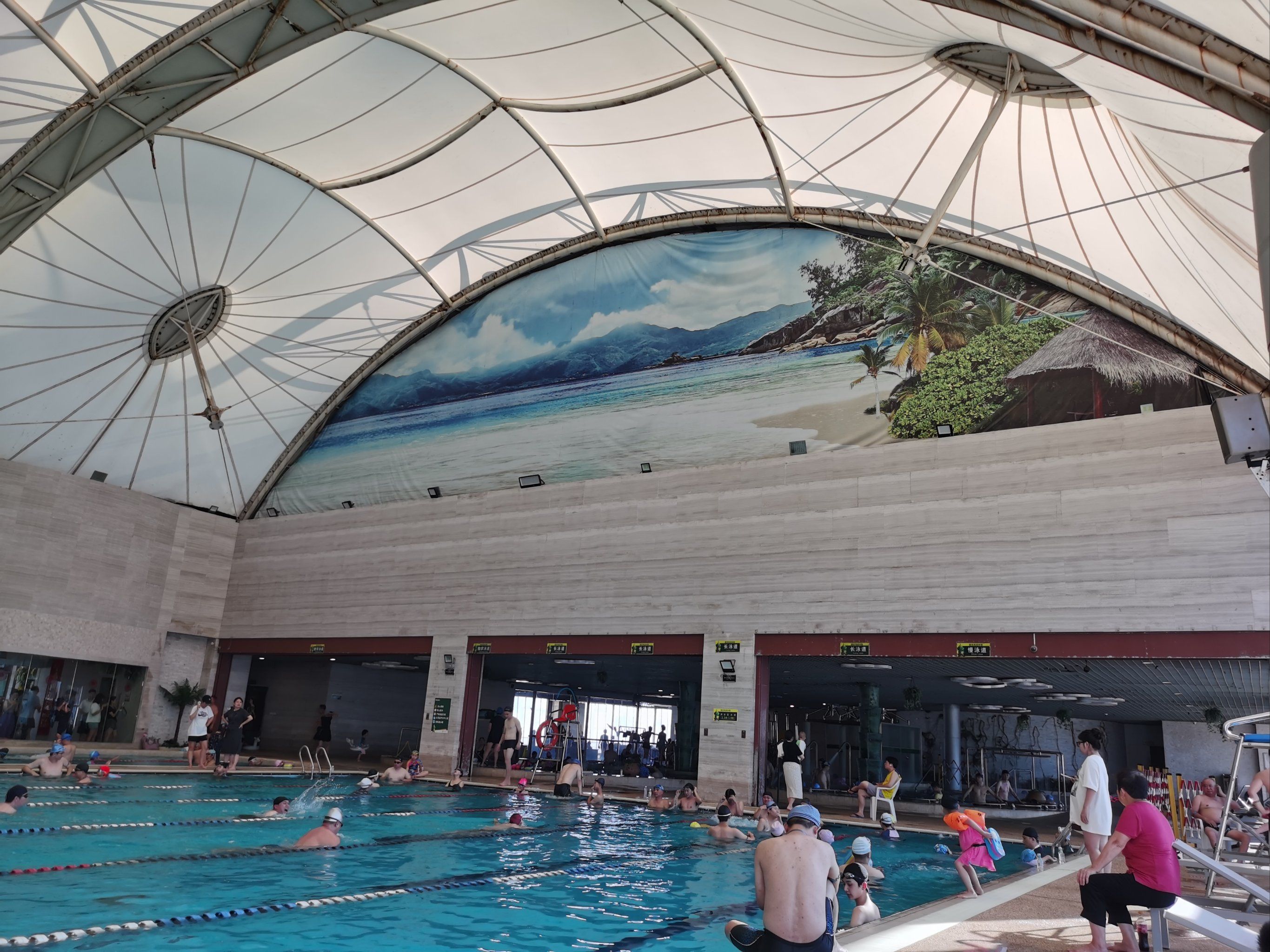 游泳馆,泳池设施完善且现代化,为游泳者提