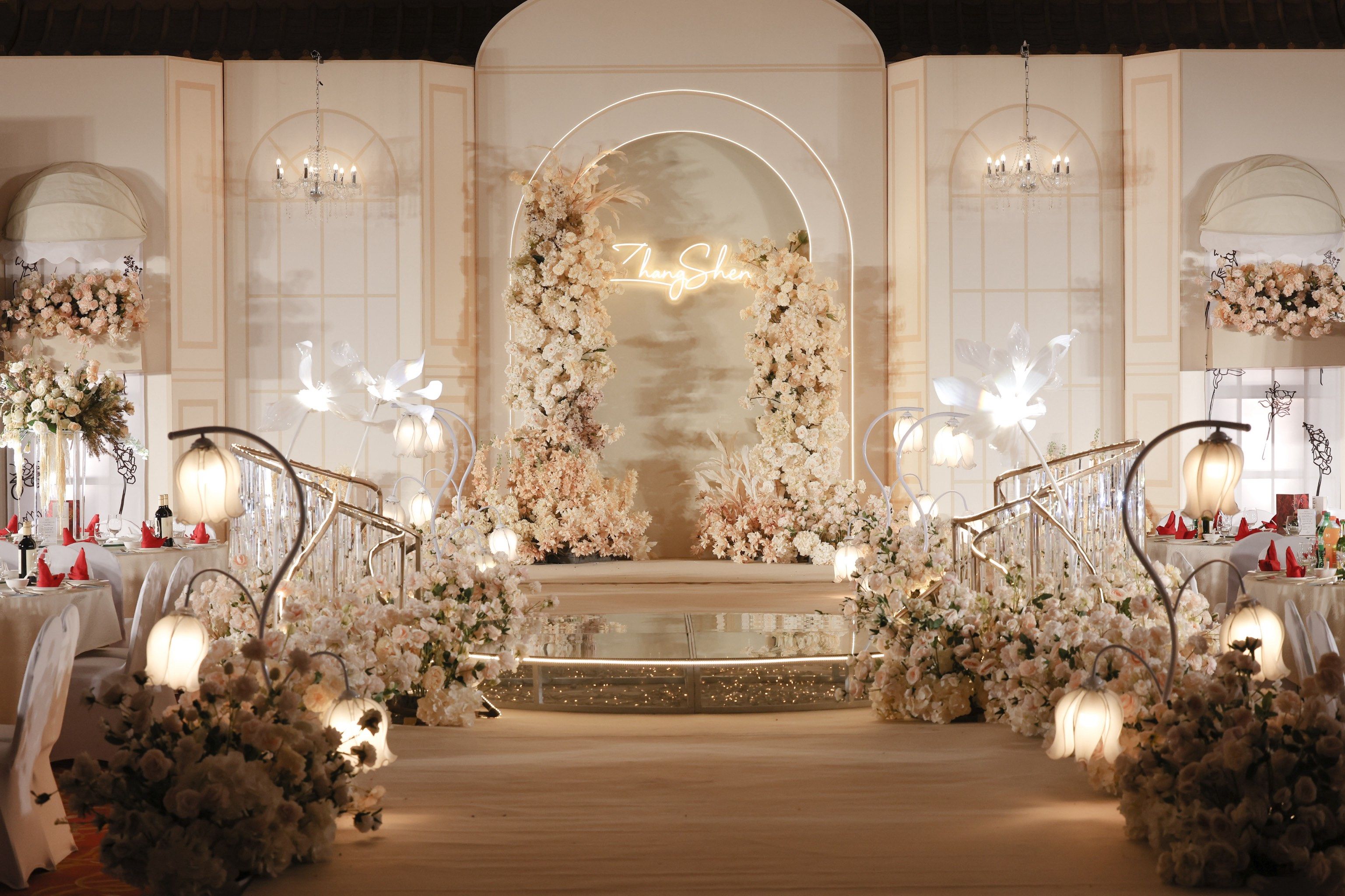 爱在浪漫婚礼背景下