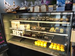 面包甜点陈列柜-啊噗吐呦现场烘焙(麦凯乐店)