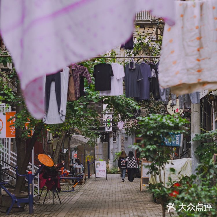 热闹的江汉路步行街背面，一墙之隔的上海村旧址 