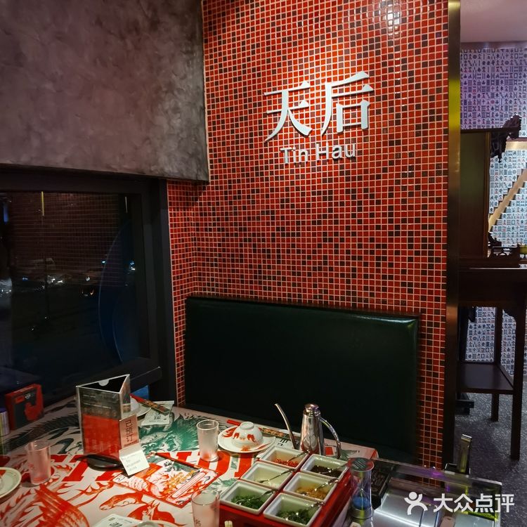 我们每个人都喝了两三碗汤才让小哥哥烫的菜