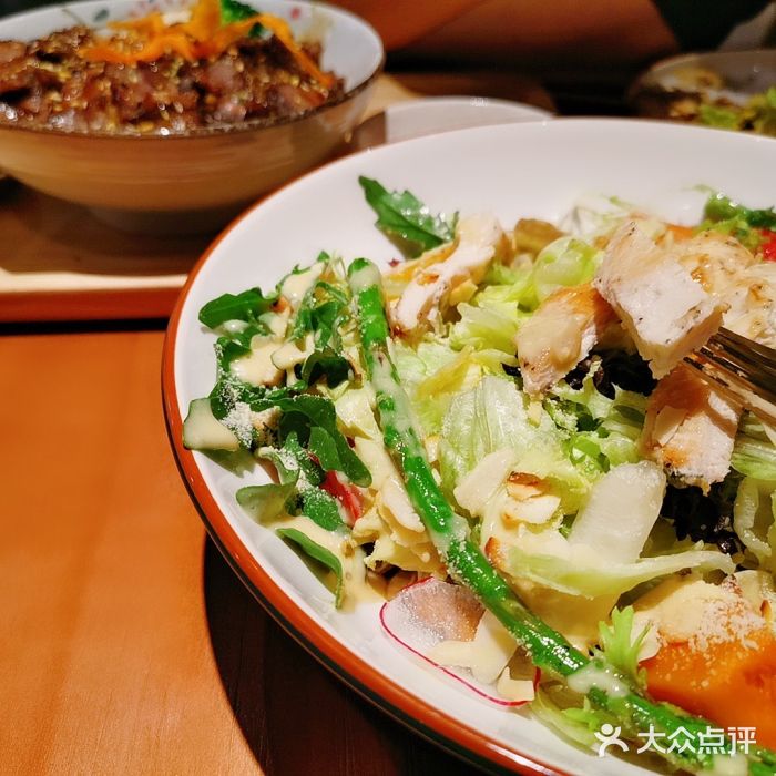 POKEE VIA&Brunch·维娅(重庆来福士店)香煎鸡肉芦笋沙拉图片